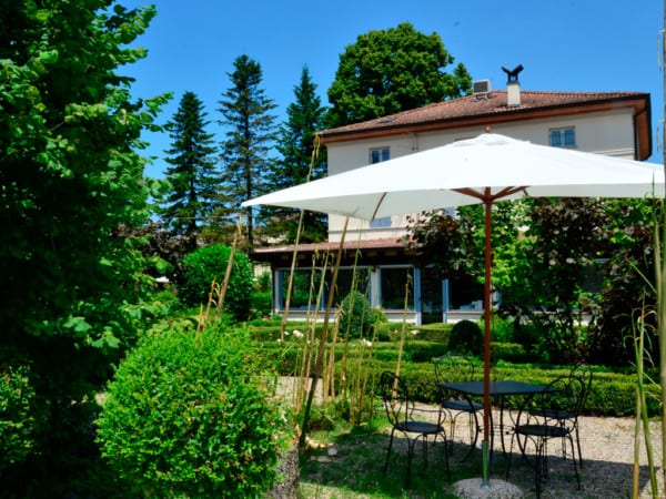 giardino con gazebo ristorante Hostaria da Ivan